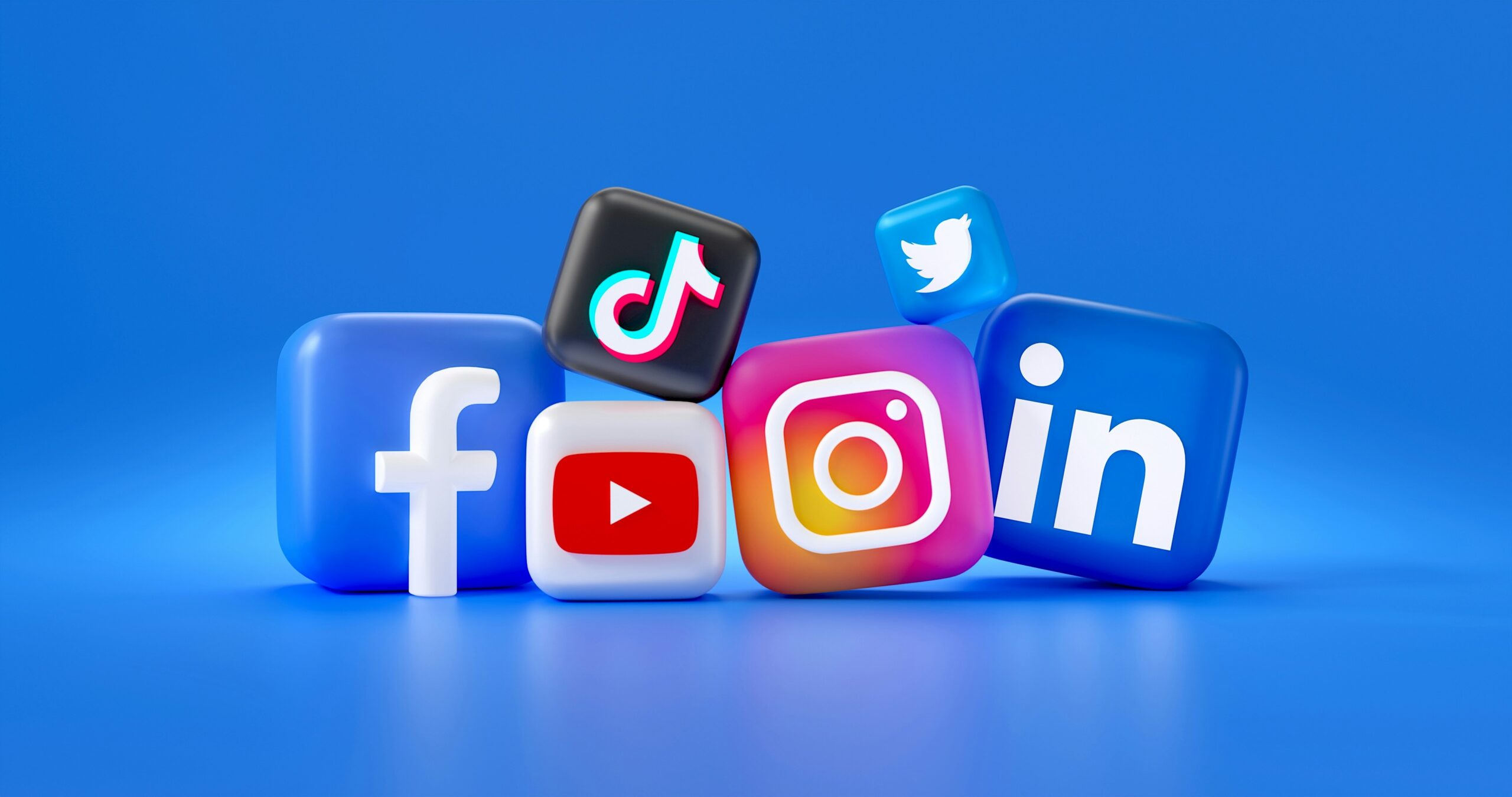 Sosial media platformalarının loqoları – Facebook, Instagram, TikTok və YouTube.